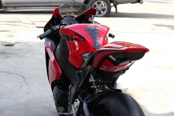 <เอิร์ท พิดโลก>CBR1000RR ปี08 สรรพแท้100\% สภาพสวย แต่งล้น