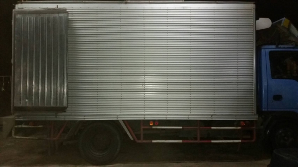 รถอีซูซุ 6 ล้อ ตู้เย็น  NKR 130 แรงม้า. ปี 47.   สนใจติดต่อ  081 - 6079515