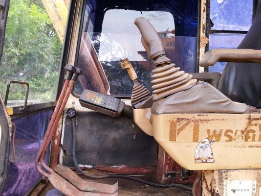 ขายรถขุด แบคโค KOMATSU PC200-5 ไฟฟ้าครบ แอร์เย็น เครื่องเดิม ปั้มเดิม ช่วงล่างดี เอวแน่น รถสวยสภาพพร้อมใช้งาน เอกสารถูกต้อง เล่มทะเบียนพร้อม ราคา720,000 สนใจโทร 090-8588220คุณนะ 093-3258446คุณบิว หรือเข้าดูสินค้าอื่นๆได้ที่ www.narong2truck.com หรือ www.t