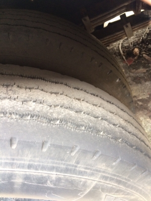 รถฮีโน่ 6 ล้อ บรรทุกน้ำมัน FC4J  140 แรงม้า. ปี 44. , ( * มี ขาย 2 คัน. )     สนใจติดต่อ  081 - 6079515