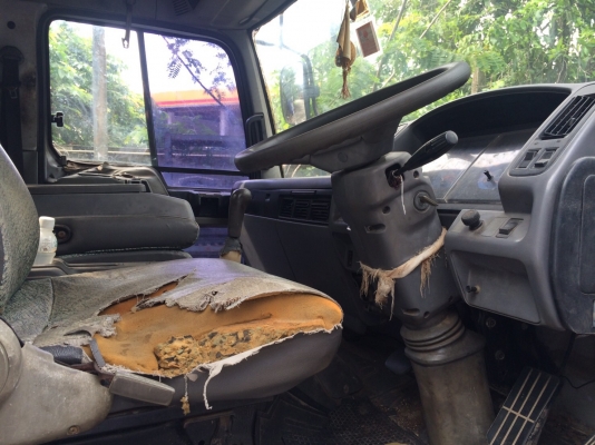 รถฮีโน่ 6 ล้อ บรรทุกน้ำมัน FC4J  140 แรงม้า. ปี 44. , ( * มี ขาย 2 คัน. )     สนใจติดต่อ  081 - 6079515