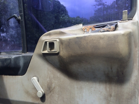 รถฮีโน่ 6 ล้อ บรรทุกน้ำมัน FC4J  140 แรงม้า. ปี 44. , ( * มี ขาย 2 คัน. )     สนใจติดต่อ  081 - 6079515