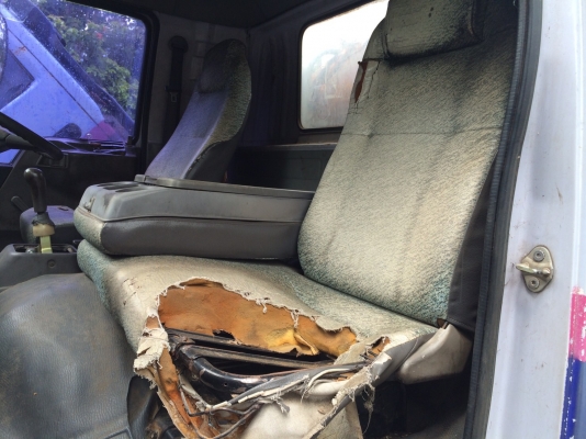 รถฮีโน่ 6 ล้อ บรรทุกน้ำมัน FC4J  140 แรงม้า. ปี 44. , ( * มี ขาย 2 คัน. )     สนใจติดต่อ  081 - 6079515