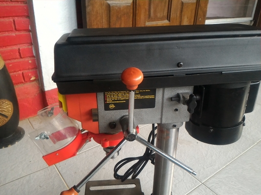 สว่านแท่นขนาดสูง 60 ซม. แบบตั้งโต็ะ  5 สปีด หัวจับดอกสว่านได้โต 12.5 มม