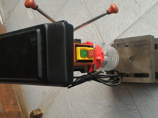 สว่านแท่นขนาดสูง 60 ซม. แบบตั้งโต็ะ  5 สปีด หัวจับดอกสว่านได้โต 12.5 มม