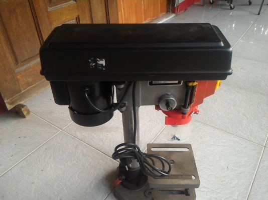 สว่านแท่นขนาดสูง 60 ซม. แบบตั้งโต็ะ  5 สปีด หัวจับดอกสว่านได้โต 12.5 มม