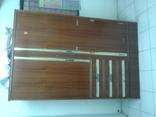 ตู้เสื้อผ้า