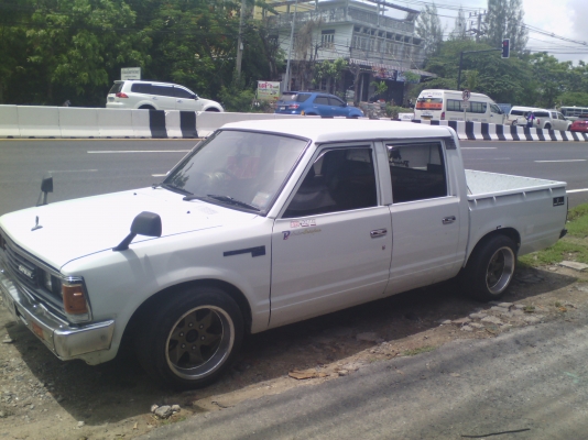 สำหรับท่านที่ชอบรถกะบะนิสสัน SD23 แบบ 4 ประตูแต่งแนวเรโทร  สภาพพร้อมซิ่งได้เลย ลองเข้ามาดูซื้อกันได้ครับ