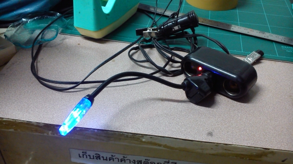 ไฟประดับตกแต่ง LED แสงสีฟ้าต่อกับช่องที่จุดไฟบุหรี่ สามารถปรับโค้งงอได้ ไฟประดับตกแต่ง LED แสงสีฟ้าต่อกับช่องที่จุดไฟบุหรี่ สามารถปรับโค้งงอได้