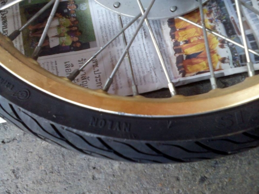 ขายดุมหน้า-หลัง Fino 115 รุ่นคาร์บู พร้อมล้อทอง ขอบ 17 (ยี่ห้อง BANZAI) ล้อไม่คต ไม่ดุ้ง มีรอยนิดหน่อยด้านข้าง พร้อมยางนอกดอกดี และยางใน แต่ปีเก่า เก็บไว้นาน 086-4076768 เน้นโทรเท่านั้น