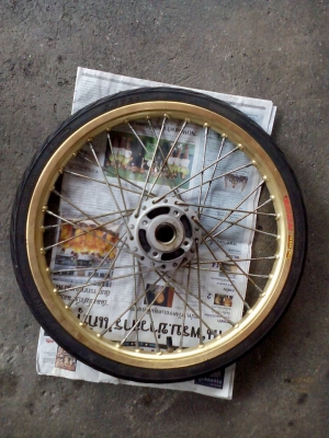 ขายดุมหน้า-หลัง Fino 115 รุ่นคาร์บู พร้อมล้อทอง ขอบ 17 (ยี่ห้อง BANZAI) ล้อไม่คต ไม่ดุ้ง มีรอยนิดหน่อยด้านข้าง พร้อมยางนอกดอกดี และยางใน แต่ปีเก่า เก็บไว้นาน 086-4076768 เน้นโทรเท่านั้น