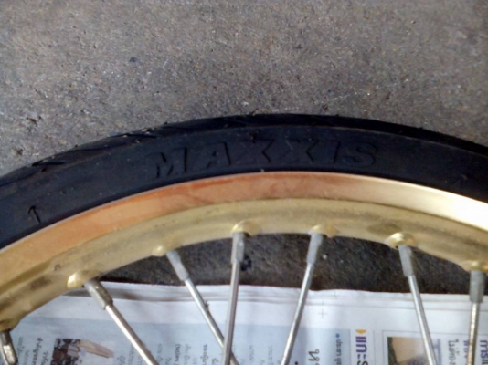 ขายดุมหน้า-หลัง Fino 115 รุ่นคาร์บู พร้อมล้อทอง ขอบ 17 (ยี่ห้อง BANZAI) ล้อไม่คต ไม่ดุ้ง มีรอยนิดหน่อยด้านข้าง พร้อมยางนอกดอกดี และยางใน แต่ปีเก่า เก็บไว้นาน 086-4076768 เน้นโทรเท่านั้น