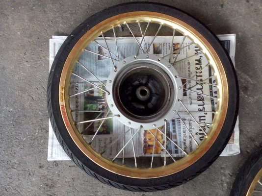 ขายดุมหน้า-หลัง Fino 115 รุ่นคาร์บู พร้อมล้อทอง ขอบ 17 (ยี่ห้อง BANZAI) ล้อไม่คต ไม่ดุ้ง มีรอยนิดหน่อยด้านข้าง พร้อมยางนอกดอกดี และยางใน แต่ปีเก่า เก็บไว้นาน 086-4076768 เน้นโทรเท่านั้น