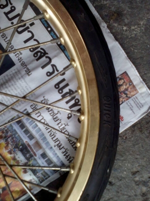 ขายดุมหน้า-หลัง Fino 115 รุ่นคาร์บู พร้อมล้อทอง ขอบ 17 (ยี่ห้อง BANZAI) ล้อไม่คต ไม่ดุ้ง มีรอยนิดหน่อยด้านข้าง พร้อมยางนอกดอกดี และยางใน แต่ปีเก่า เก็บไว้นาน 086-4076768 เน้นโทรเท่านั้น