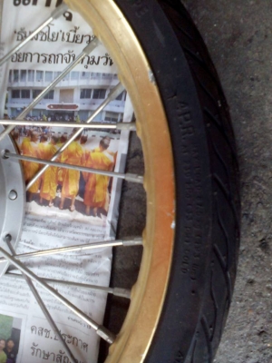 ขายดุมหน้า-หลัง Fino 115 รุ่นคาร์บู พร้อมล้อทอง ขอบ 17 (ยี่ห้อง BANZAI) ล้อไม่คต ไม่ดุ้ง มีรอยนิดหน่อยด้านข้าง พร้อมยางนอกดอกดี และยางใน แต่ปีเก่า เก็บไว้นาน 086-4076768 เน้นโทรเท่านั้น