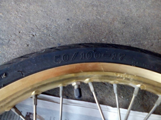 ขายดุมหน้า-หลัง Fino 115 รุ่นคาร์บู พร้อมล้อทอง ขอบ 17 (ยี่ห้อง BANZAI) ล้อไม่คต ไม่ดุ้ง มีรอยนิดหน่อยด้านข้าง พร้อมยางนอกดอกดี และยางใน แต่ปีเก่า เก็บไว้นาน 086-4076768 เน้นโทรเท่านั้น