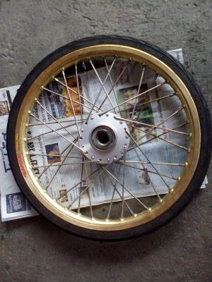 ขายดุมหน้า-หลัง Fino 115 รุ่นคาร์บู พร้อมล้อทอง ขอบ 17 (ยี่ห้อง BANZAI) ล้อไม่คต ไม่ดุ้ง มีรอยนิดหน่อยด้านข้าง พร้อมยางนอกดอกดี และยางใน แต่ปีเก่า เก็บไว้นาน 086-4076768 เน้นโทรเท่านั้น