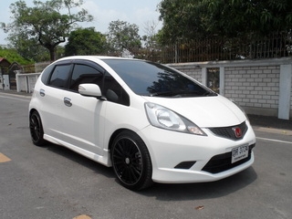 HONDA JAZZ 1.5 VTEC AUTO ปี 2009 รถพร้อมใช้ ขายถูก T.086-527-9533
