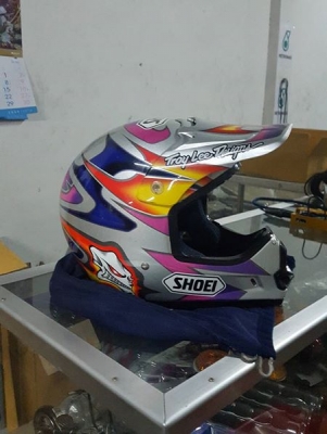 .ขออนุญาติ แอดมินประจำกลุ่มครับ ขายหมวก SHOEI ไซร์ M 3800 หมวกสภาพสวยๆ ไม่เคยใช้งานในไทย ยังไม่ทำความสะอาดครับ พึ่งได้มาครับ สวยๆๆ สำหรับสาย วิบาก ภายในสภาพดี ภายนอกสภาพสวย ขาย 3900 มารับเอง3500 ส่งให้4000ครับ ขายตามสภาพ สภาพตามรูปครับ 086 992 9921 สมุทรป