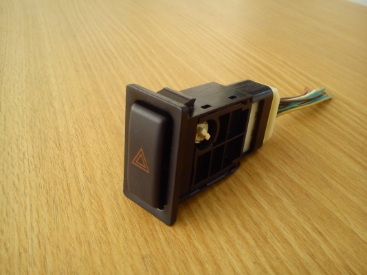 สวิตช์ ไฟฉุกเฉิน ของรถ TOYOTA ทรงตั้ง แบบมีขอบด้านหน้า