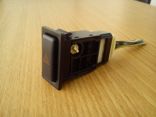 สวิตช์ ไฟฉุกเฉิน ของรถ TOYOTA ทรงตั้ง แบบมีขอบด้านหน้า สวิตช์ ไฟฉุกเฉิน ของรถ TOYOTA ทรงตั้ง แบบมีขอบด้านหน้า