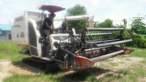 รถเกี่่ยวข้าว รถเกี่่ยวข้าว