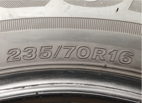 ยาง Bridgestone 235 70 16 กลางปี15 ดอกเต็ม ราคาไม่แพง