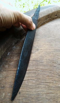 ใบมีดดาบเก่า มีดหมอโบราณ ตีขึ้นรูปด้วยมือ ตีจากเหล็กขิ้นเดียว เนื้อโลหะเก่าสีออกดำน้ำเงิน