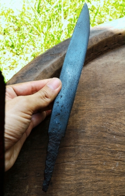 ใบมีดดาบเก่า มีดหมอโบราณ ตีขึ้นรูปด้วยมือ ตีจากเหล็กขิ้นเดียว เนื้อโลหะเก่าสีออกดำน้ำเงิน
