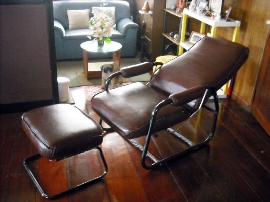 เก้าอี้หนังปรับเอนนอนได้ พร้อมที่วางขา