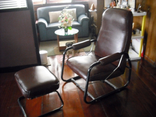 เก้าอี้หนังปรับเอนนอนได้ พร้อมที่วางขา