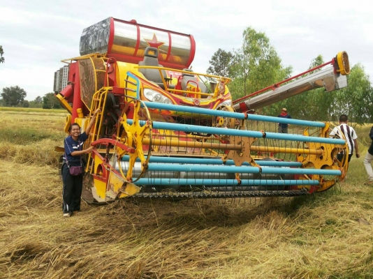 รถเกี่ยวข้าวรุ่นปลดหนี้ เกษตรพัฒนา เครื่องยนต์ 210 แรงม้าเทอร์โบ ตัวเดิน10 ปั้ม 23 ญีปุ่น ตู้นวด 22 ลูกนวด รถเกี่ยวข้าวรุ่นปลดหนี้ เกษตรพัฒนา เครื่องยนต์ 210 แรงม้าเทอร์โบ ตัวเดิน10 ปั้ม 23 ญีปุ่น ตู้นวด 22 ลูกนวด