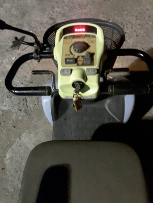 ขอบคุณลูกค้าจาก อ.วังน้อย ที่ไว้ใจสินค้าเรา รถไฟฟ้าคนชรานั้งขับยี่ห้อซูซูกิพร้อมใช้เก่าญี่ปุ่นสภาพ80\% ราคา 28,000บาท