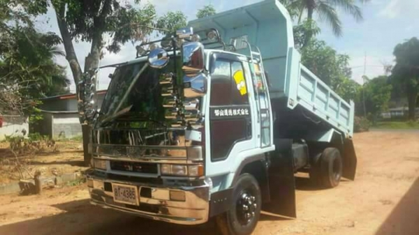 รถบรรทุก6ล้อ