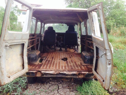 ขายตู้ฟอร์ดทรานชิค เครื่องวอลโว่ไม่มีเล่มเอาไปทำร้านอาหารครับ ขาย 38000 บาท เอาแบตมาใส่ขับได้เลย