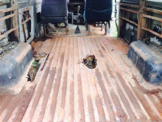 ขายตู้ฟอร์ดทรานชิค เครื่องวอลโว่ไม่มีเล่มเอาไปทำร้านอาหารครับ ขาย 38000 บาท เอาแบตมาใส่ขับได้เลย