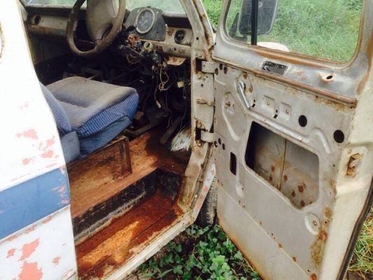 ขายตู้ฟอร์ดทรานชิค เครื่องวอลโว่ไม่มีเล่มเอาไปทำร้านอาหารครับ ขาย 38000 บาท เอาแบตมาใส่ขับได้เลย