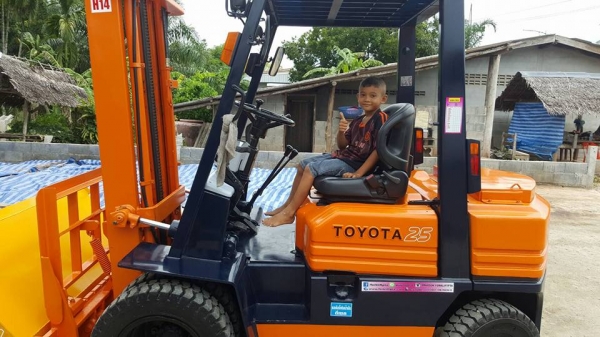 มองหารถโฟล์คลิฟท์งาเท  นึกถึง  พีทีเอ  ชลบุรี081-8342060เราส่งฟรีมาแล้วทั่วประเทศดูได้จากในโพสท์นี้