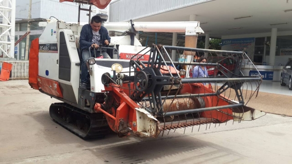 พ่อค้าตัดราคาได้ ขายรถเกี่ยวข้าวคูโบต้า DC 68 อุ้ม เล่มทะเบียน