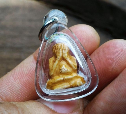 พระปิดตา เนื้อฉ่ำเก่า จานยันต์ เลี่ยมกรอบกันน้ำพร้อมใช้