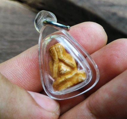 พระปิดตา เนื้อฉ่ำเก่า จานยันต์ เลี่ยมกรอบกันน้ำพร้อมใช้