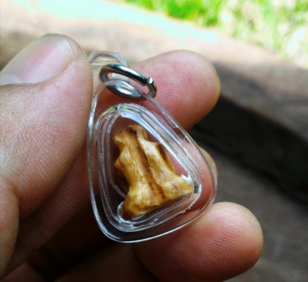 พระปิดตา เนื้อฉ่ำเก่า จานยันต์ เลี่ยมกรอบกันน้ำพร้อมใช้