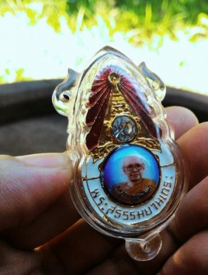 เข็มกลัด หลวงปู่ฤาษีลิงดำ วัดท่าซุง ฝังพลอยเสก หลังยันต์เกราะเพชร