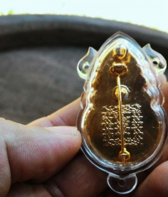 เข็มกลัด หลวงปู่ฤาษีลิงดำ วัดท่าซุง ฝังพลอยเสก หลังยันต์เกราะเพชร