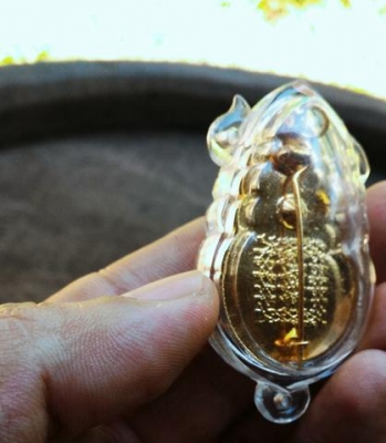 เข็มกลัด หลวงปู่ฤาษีลิงดำ วัดท่าซุง ฝังพลอยเสก หลังยันต์เกราะเพชร