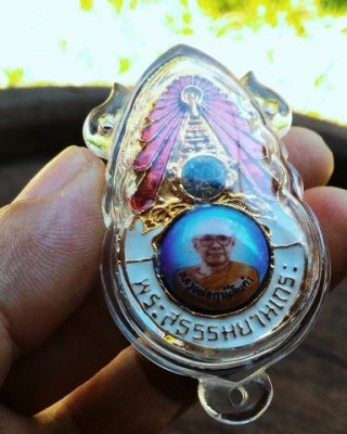 เข็มกลัด หลวงปู่ฤาษีลิงดำ วัดท่าซุง ฝังพลอยเสก หลังยันต์เกราะเพชร