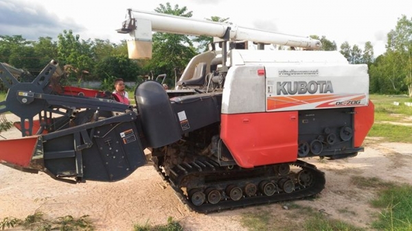 ต้องการขายรถเกี่ยวคูโบต้า70แรงปี55สนใจติดต่ออาร์ม0816698429