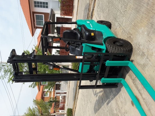 ดีเซล 1.5 ตัน เสายกสูง 4 เมตร เกียร์ออโต้ 7000 ชั่วโมง สนใจ 0813535948