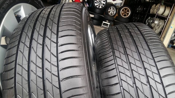 ขายล้อแม็กป้ายแดง accord g9 17" ยางปี15  สนใจติดต่อ ตาเล็ก ล้อและยางครับ 081-3747940