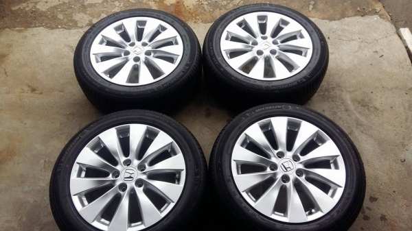 ขายล้อแม็กป้ายแดง accord g9 17" ยางปี15  สนใจติดต่อ ตาเล็ก ล้อและยางครับ 081-3747940